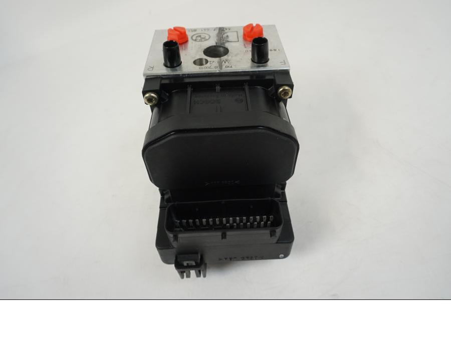 Snett uppifrån på ABS Modulator från en BMW F 650 CS -2002 motorcykel.