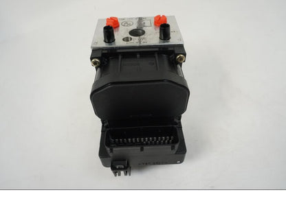 Snett uppifrån på ABS Modulator från en BMW F 650 CS -2002 motorcykel.