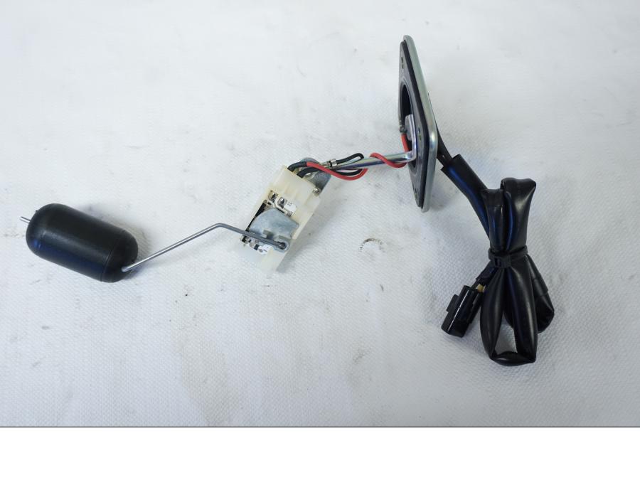 Baksidan på Bensintanksgivare från en Kawasaki Z 800 -2013 motorcykel.