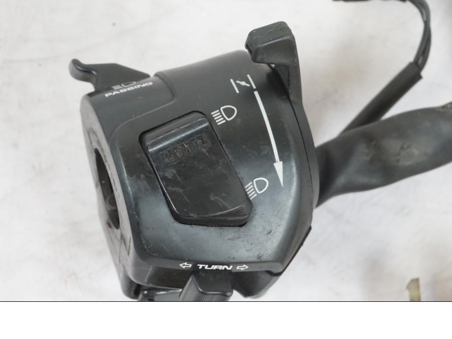 Höger sida på Styrelreglage från en Honda CBR 1000 F -1999 motorcykel.