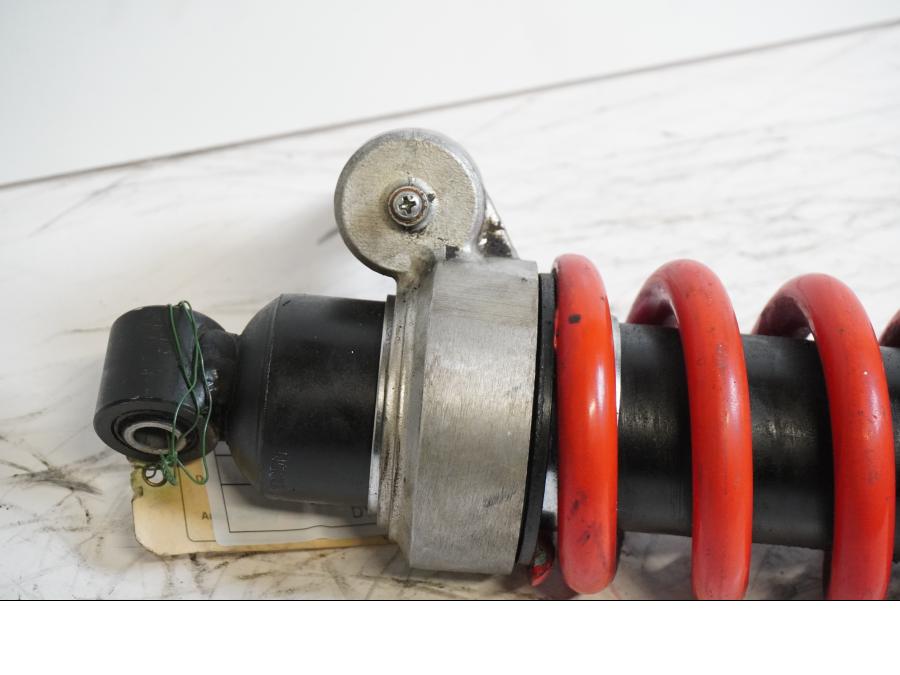 Snett uppifrån på Stötdämpare från en Triumph Sprint ST -2007 motorcykel.