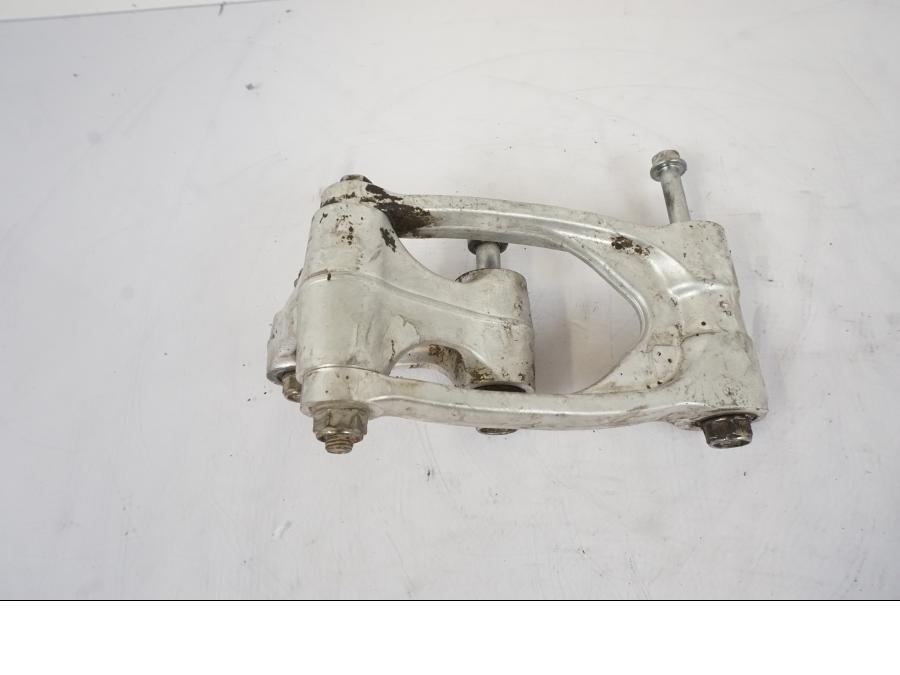 Snett nerifrån på Stötdämparlänkage från en Honda CRF 1000 Africa Twin -2016 motorcykel.