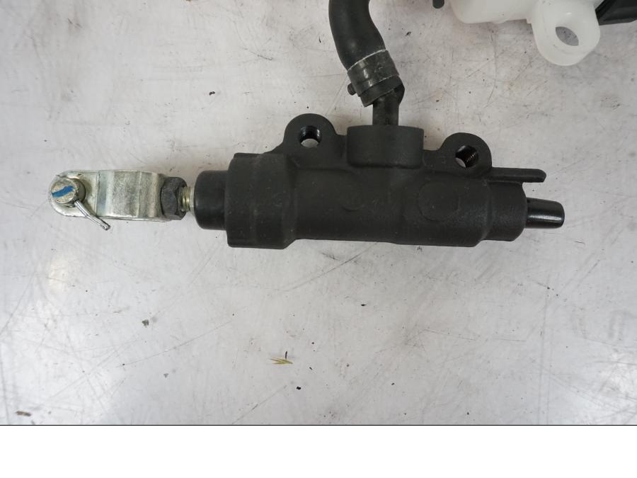 Baksidan på Bromshuvudcylinder från en Kawasaki Z 800 -2014 motorcykel.