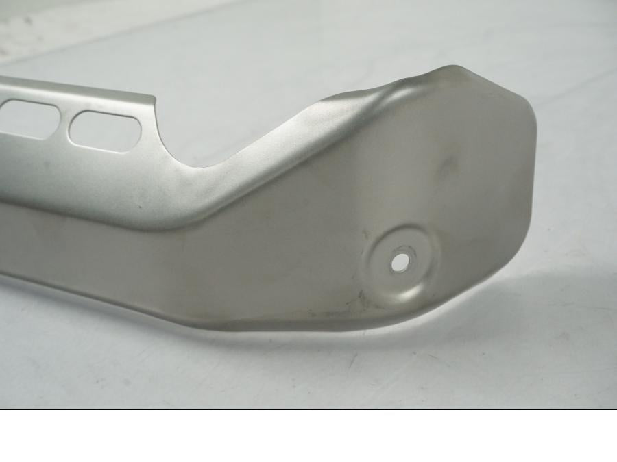 Höger sida på Värmeskydd från en Yamaha Tracer 700 GT -2024 motorcykel.