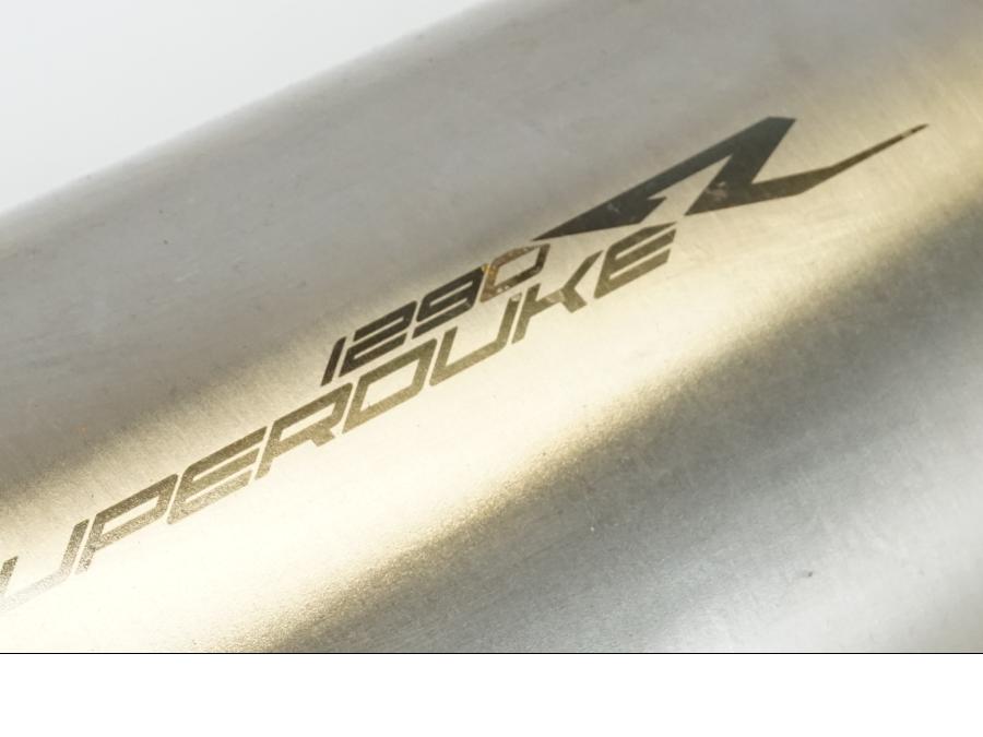 Snett uppifrån på Ljuddämpare från en KTM 1290 Super Duke -2020 motorcykel.