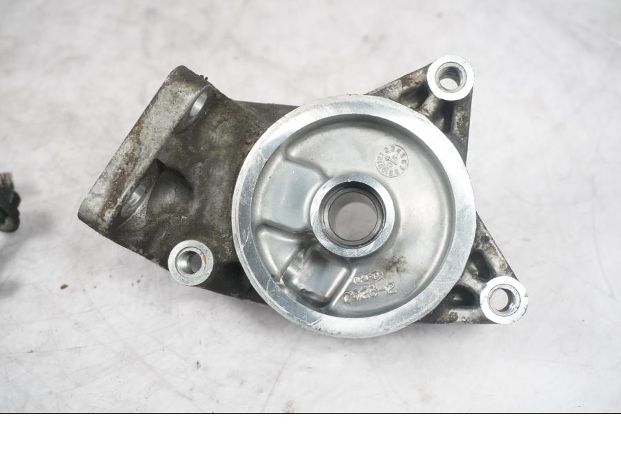 Snett nerifrån på Oljefilter från en Kawasaki ZX-10R -2008 motorcykel.