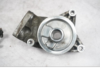 Snett nerifrån på Oljefilter från en Kawasaki ZX-10R -2008 motorcykel.