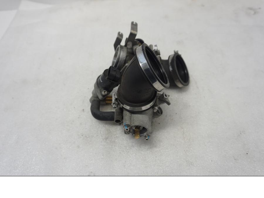 Vänster sida på Spjällhus från en Ducati Monster 796 -2013 motorcykel.