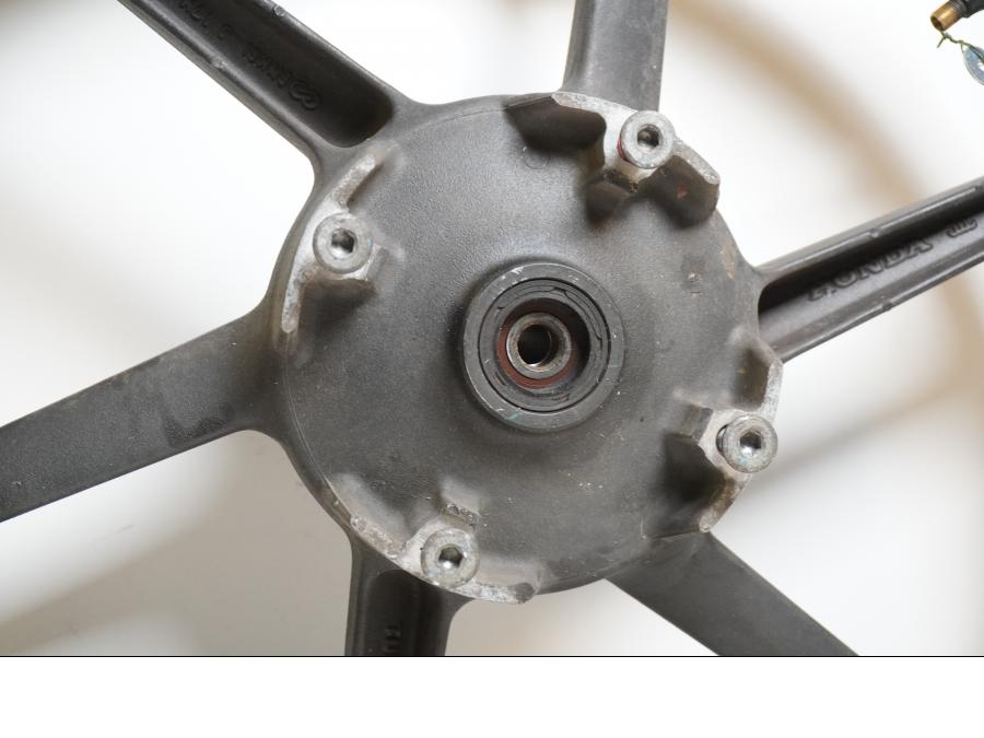 Baksidan på Fälg från en Honda CBR 125 R -2004 motorcykel.