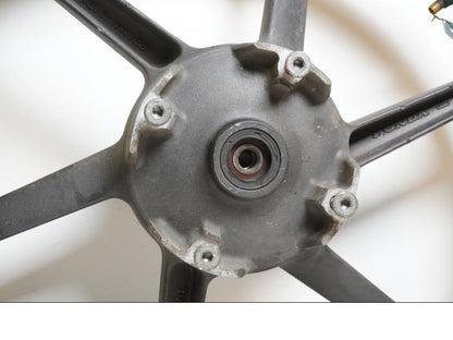 Baksidan på Fälg från en Honda CBR 125 R -2004 motorcykel.