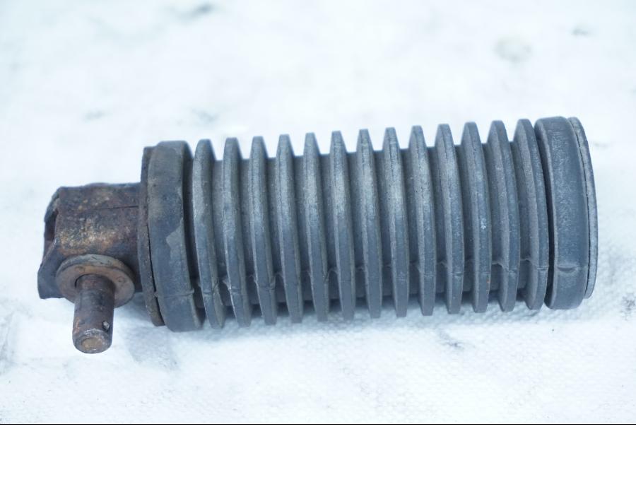 Baksidan på Fotpinne från en Honda XL 600 V -1994 motorcykel.