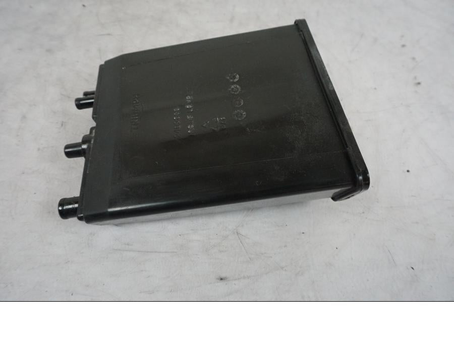 Baksidan på Fuel Evap System från en Triumph Bonneville T120 -2021 motorcykel.