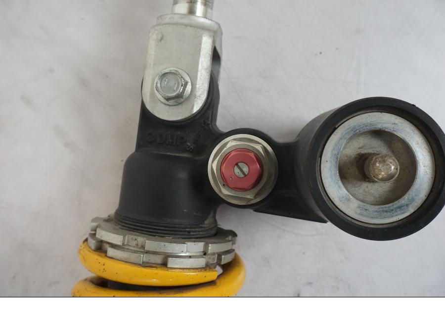 Baksidan på Stötdämpare från en Suzuki GSX-R 750 -2006 motorcykel.