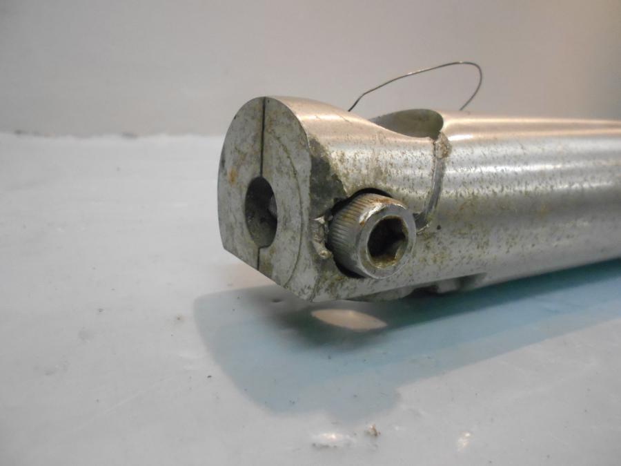 Snett uppifrån på Gaffelben från en Kawasaki VN 800 -1997 motorcykel.