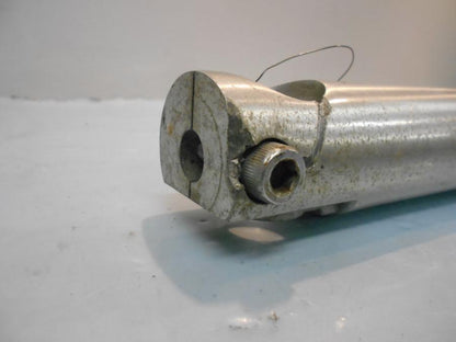 Snett uppifrån på Gaffelben från en Kawasaki VN 800 -1997 motorcykel.