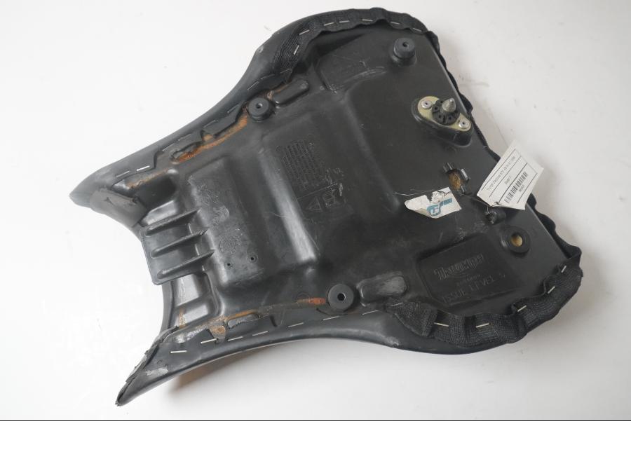 Vänster sida på Sadel från en Triumph Daytona 675 -2006 motorcykel.