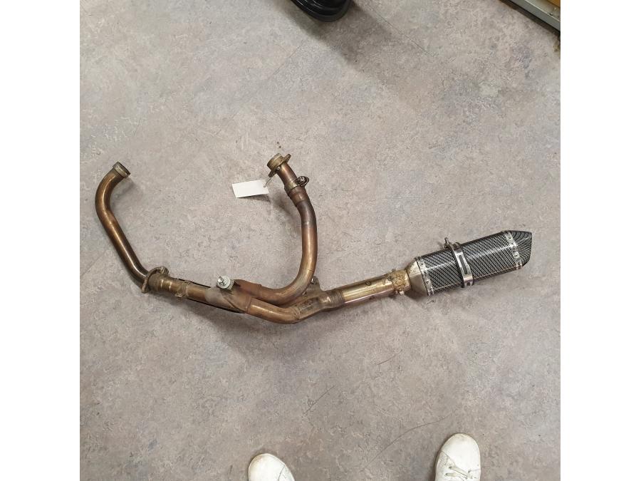 Vänster sida på Avgassystem från en Suzuki SV 650 -2003 motorcykel.