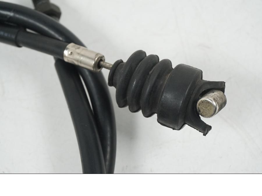 Snett nerifrån på Kopplingsvajer från en Yamaha XT 660 X -2005 motorcykel.