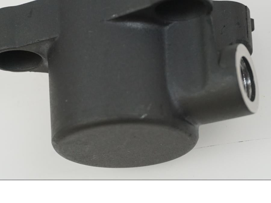 Snett nerifrån på Kopplingslavcylinder från en Ducati Monster 900 -1999 motorcykel.