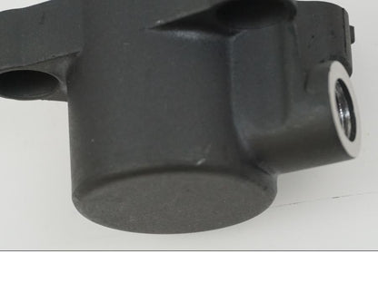 Snett nerifrån på Kopplingslavcylinder från en Ducati Monster 900 -1999 motorcykel.