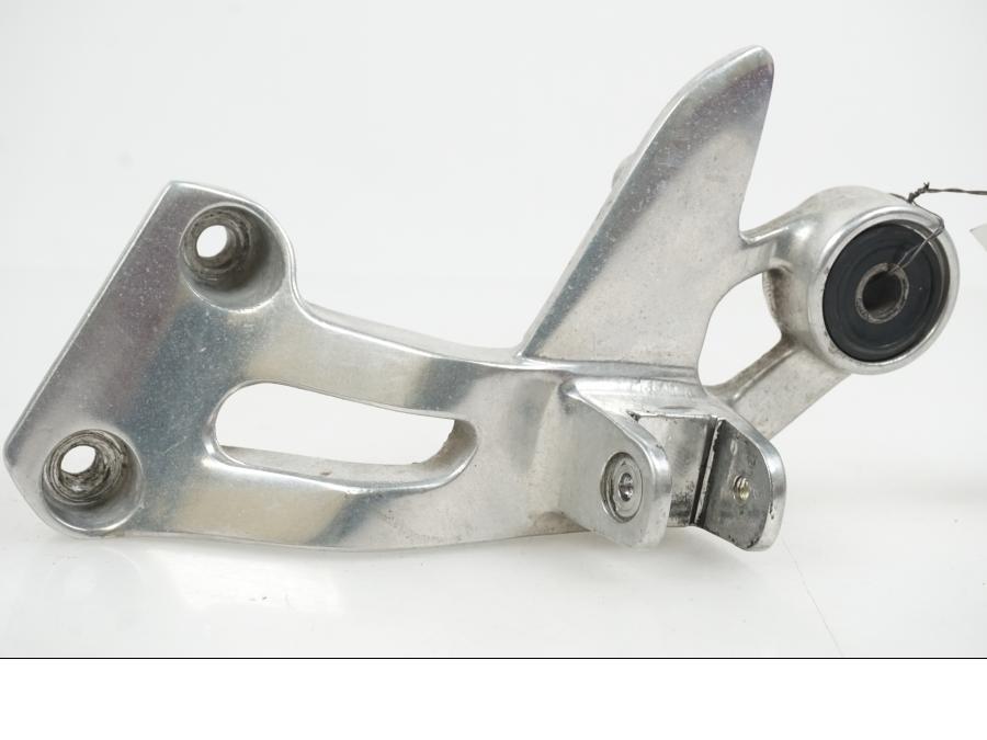 Framsidan på Fotpinnefäste från en Yamaha XJ 900 -1997 motorcykel.