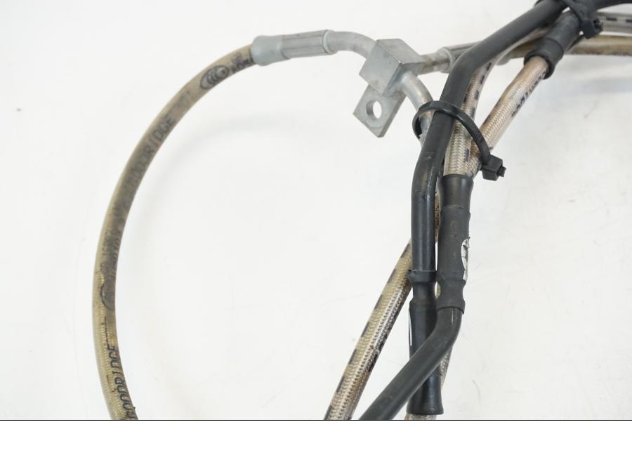 Snett nerifrån på Bromsledning från en BMW R 1250 GS -2019 motorcykel.