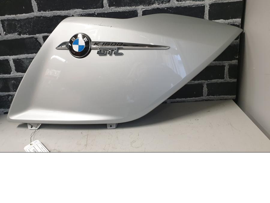 Framsidan på Sidkåpa från en BMW K 1600 -2014 motorcykel.