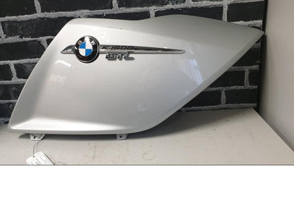 Framsidan på Sidkåpa från en BMW K 1600 -2014 motorcykel.