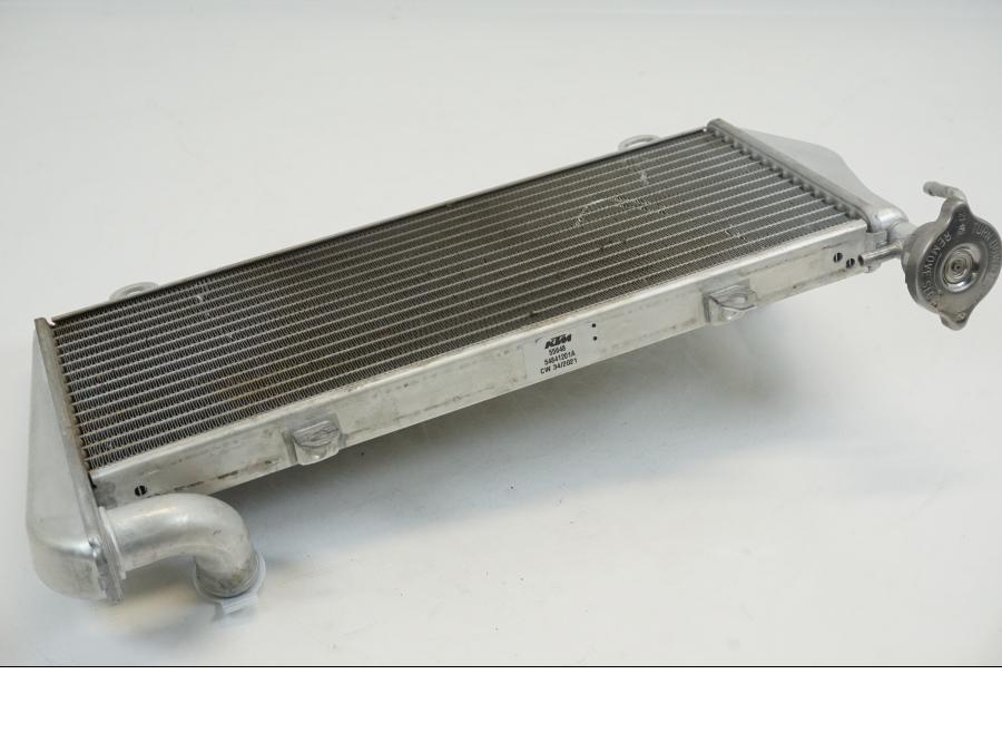 Höger sida på Vattenkyl från en Ducati Streetfighter V2 -2022 motorcykel.