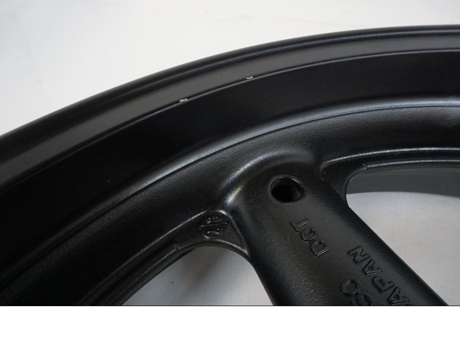 Snett uppifrån på Fälg från en Suzuki GSX 600 F -1998 motorcykel.