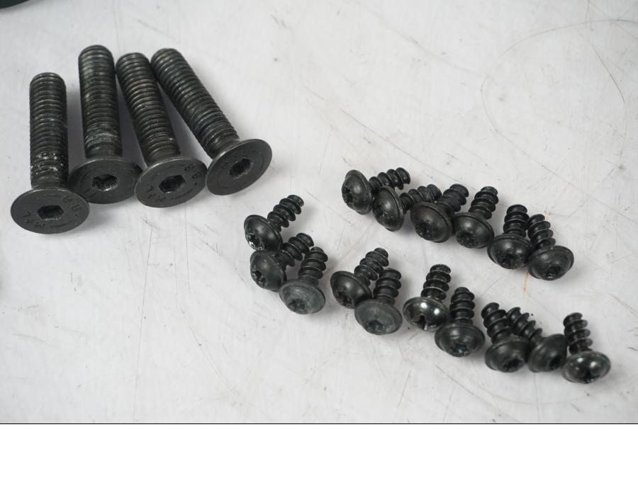 Vänster sida på Skruv / Mutter etc från en KTM 690 SM R -2009 motorcykel.