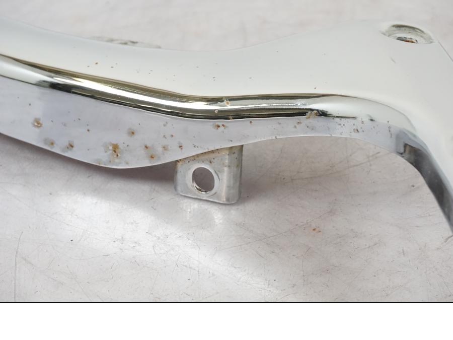 Snett nerifrån på Bakskärmstag från en Suzuki VL 800 -2002 motorcykel.