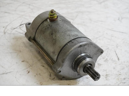 Framsidan på Startmotor från en Honda CBR 900 RR -1999 motorcykel.