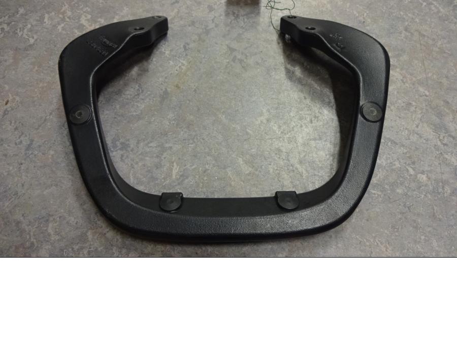 Vänster sida på Passagerarhandtag från en Triumph Sprint ST -2005 motorcykel.