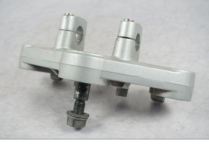 Snett nerifrån på Gaffelkrona från en BMW R 1200 R -2007 motorcykel.