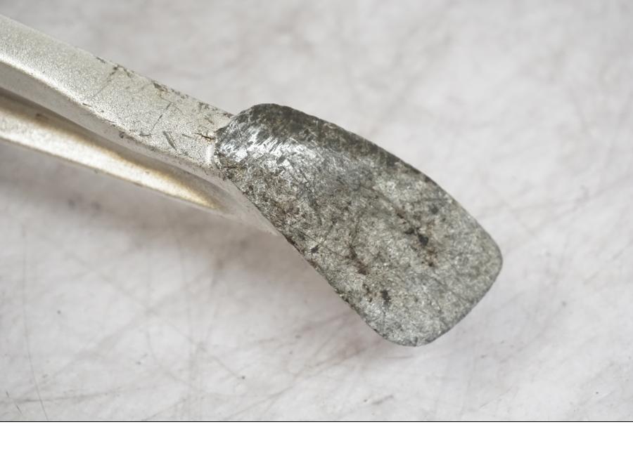 Snett nerifrån på Sidostöd från en Buell 1125 R -2008 motorcykel.