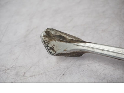 Snett nerifrån på Sidostöd från en Triumph Tiger Explorer -2016 motorcykel.