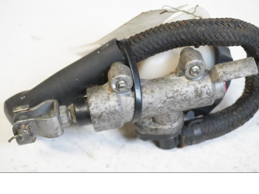 Höger sida på Bromshuvudcylinder från en Honda CBR 1100 XX -1997 motorcykel.