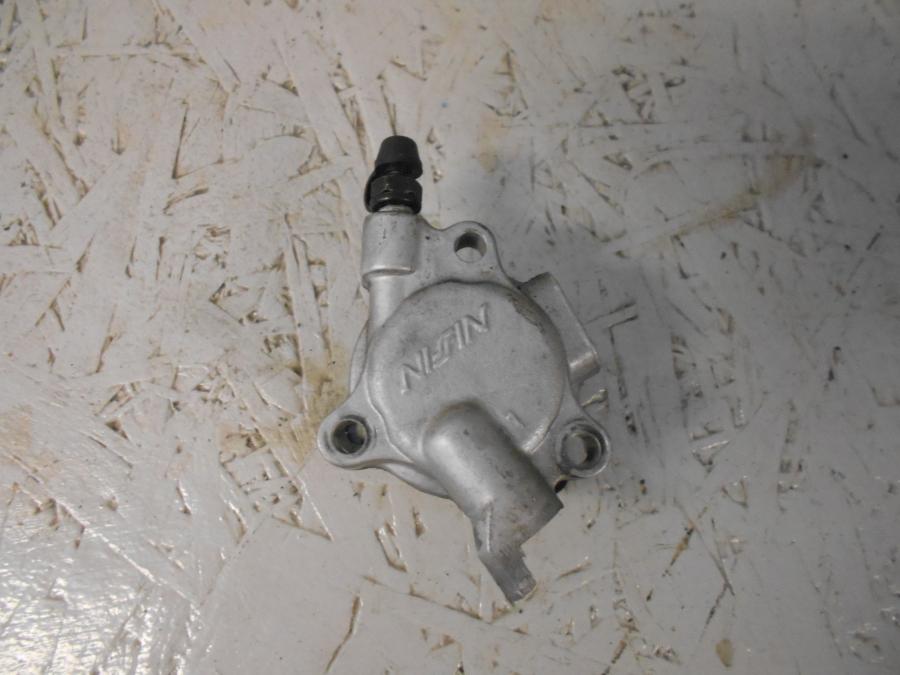 Framsidan på Kopplingslavcylinder från en Suzuki VZ 1600 -2004 motorcykel.