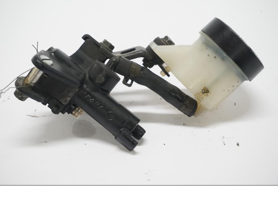 Framsidan på Bromshuvudcylinder från en Honda VTR 1000 F -2005 motorcykel.