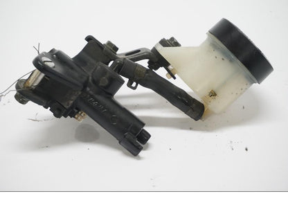 Framsidan på Bromshuvudcylinder från en Honda VTR 1000 F -2005 motorcykel.