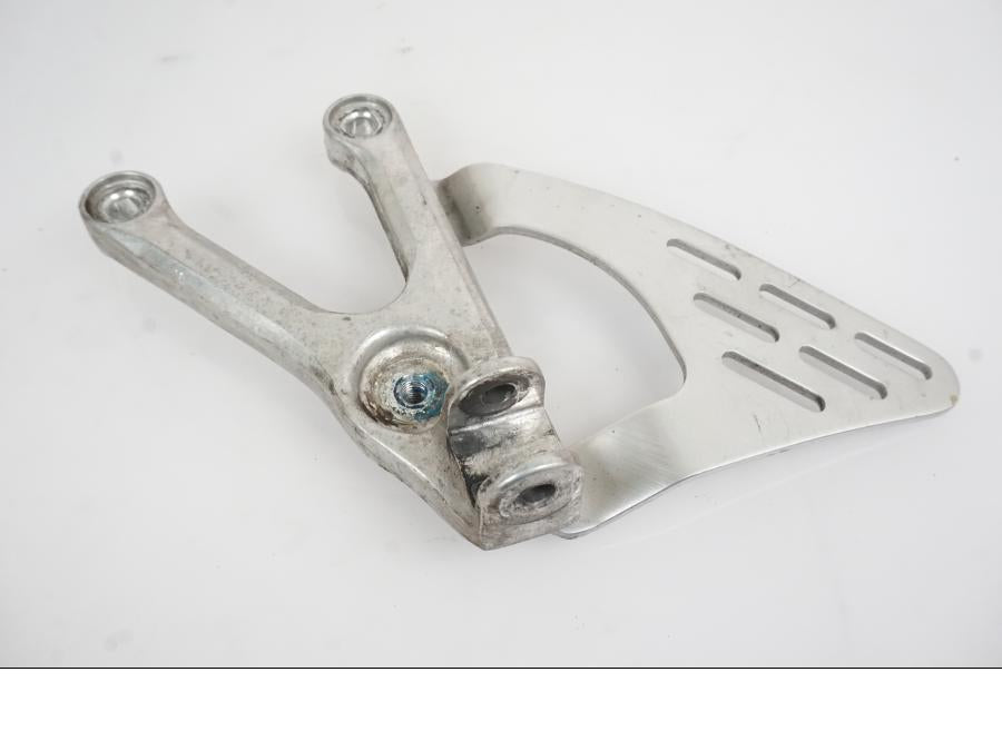 Höger sida på Fotpinnefäste från en Yamaha YZF R6 -2006 motorcykel.
