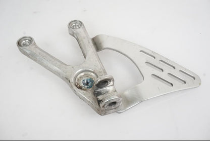 Höger sida på Fotpinnefäste från en Yamaha YZF R6 -2006 motorcykel.