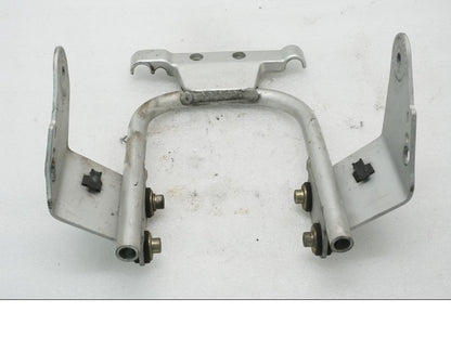 Framsidan på Strålkastarfäste från en Ducati Monster 600 -2001 motorcykel.