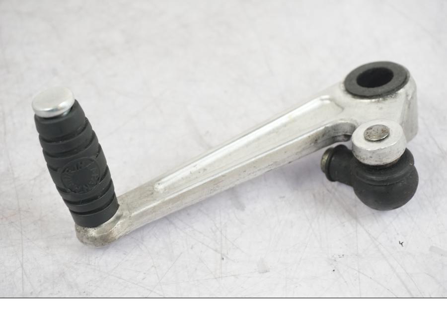 Baksidan på Växelpedal från en Suzuki GSX 1300 RX -1999 motorcykel.