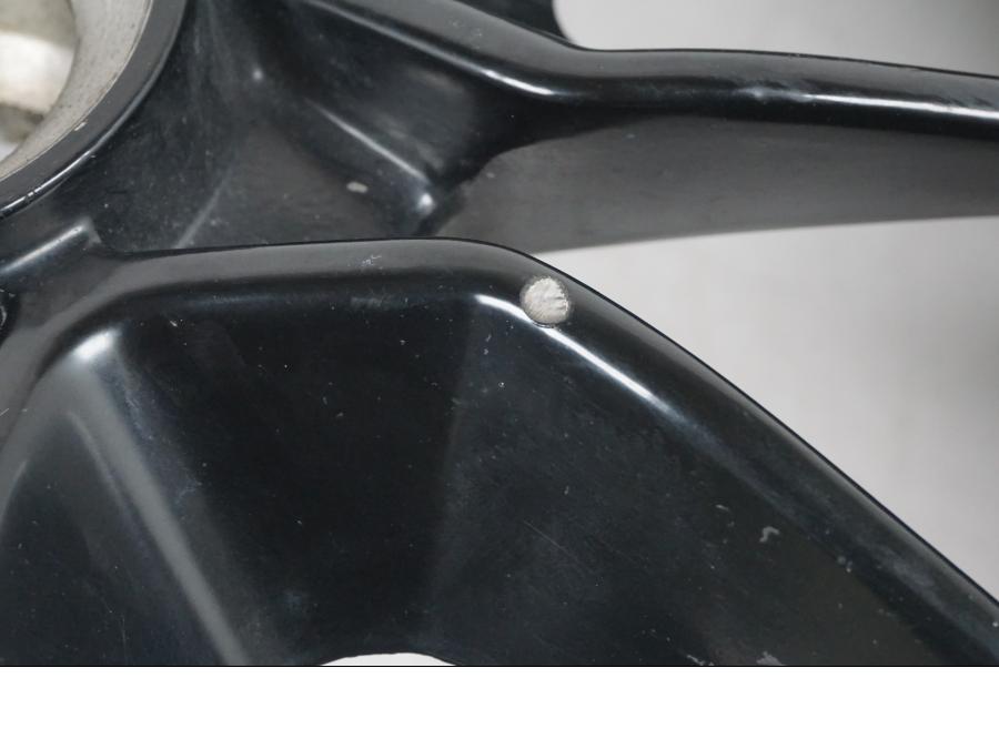 Höger sida på Fälg från en Ducati Hyperstrada -2013 motorcykel.