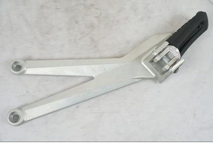 Extrabild3 på Fotpinnefäste från en KTM 690 Enduro -2022 motorcykel.