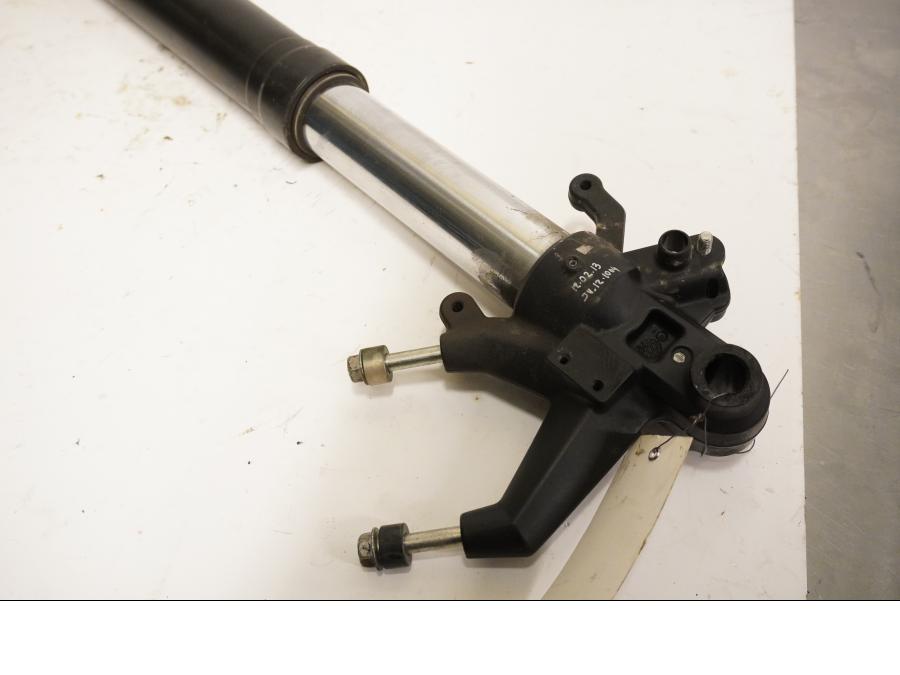 Snett uppifrån på Gaffelben från en KTM 125 Duke -2013 motorcykel.