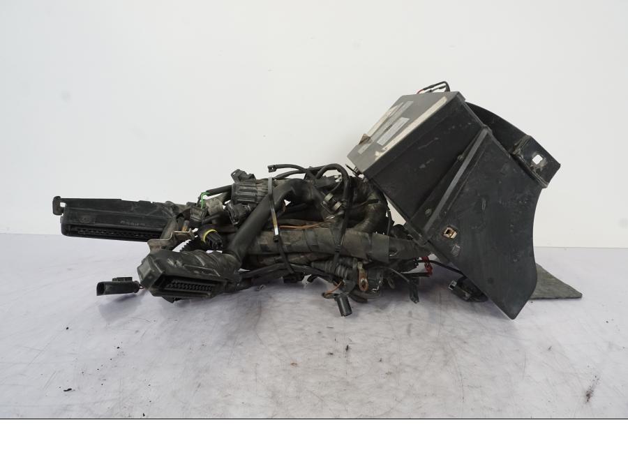 Baksidan på Kabelstam från en BMW R 1150 GS -2002 motorcykel.