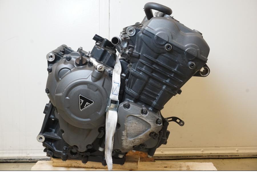 Framsidan på Motor från en Triumph Speed Triple -2021 motorcykel.